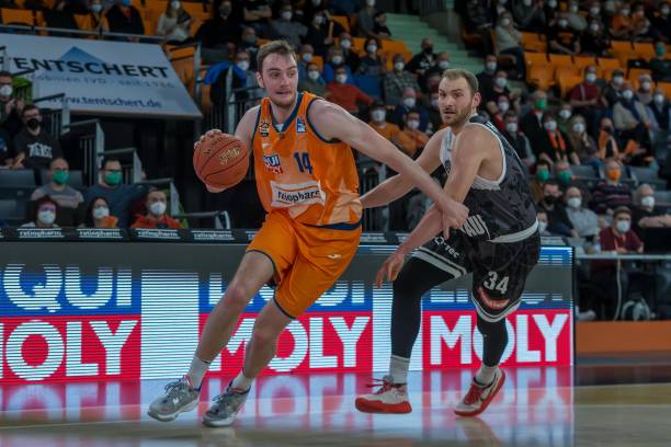 他们在硬仗 他们在硬仗